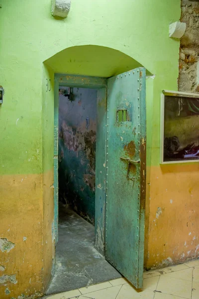 Inomhus Visa övergivna gamla robust rostiga byggnad ingång för rummet av prisioners, i det gamla fängelset straffrättsliga Garcia Moreno i staden Quito — Stockfoto