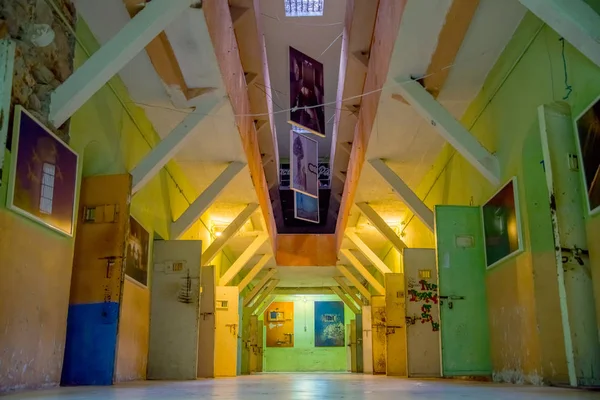 Indoor view of old deserted rugged building, cells of prisoners in the old prison Penal Garcia Moreno in the city of Quito — Stock Photo, Image