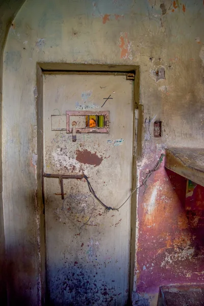 Konst med ord i dörrarna inne i fängelset, i det gamla fängelset straffrättsliga Garcia Moreno i staden Quito — Stockfoto