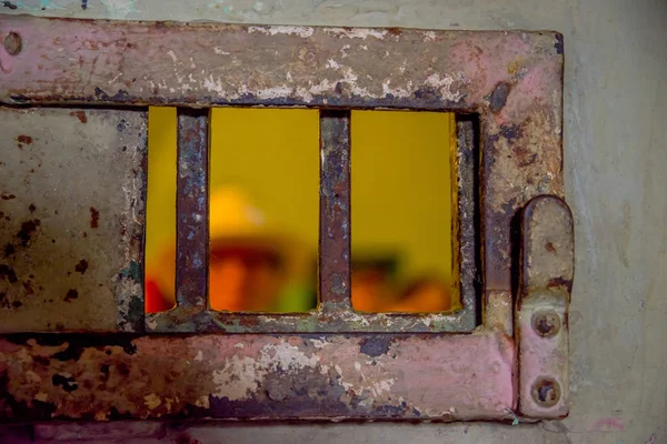 Kleine rek in een deur, in de oude gevangenis strafrechtelijke Garcia Moreno in de stad van Quito — Stockfoto