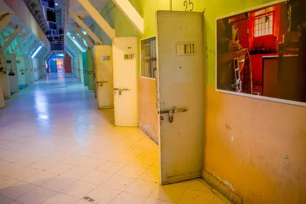 Vista interior do antigo edifício acidentado deserto, celas de prisioneiros na antiga prisão Penal Garcia Moreno, na cidade de Quito — Fotografia de Stock