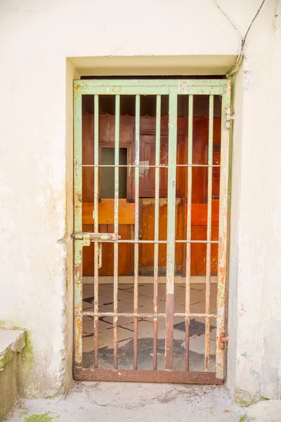 QUITO, ECUADOR - 23 DE NOVIEMBRE DE 2016: Vista interior con puerta con barrotes, en el antiguo penal García Moreno en la ciudad de Quito — Foto de Stock
