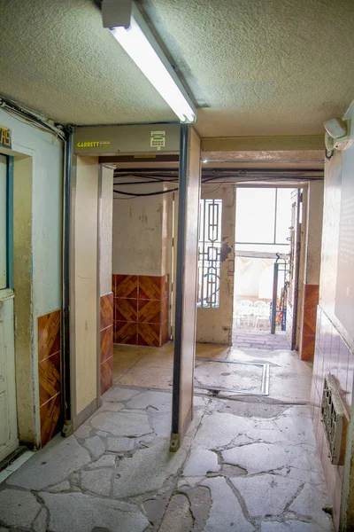 Quito, Ekvator - 23 Kasım 2016: Eski terk edilmiş eski hapis ceza Garcia Moreno Quito şehir içinde sağlam bina kapalı görünüm