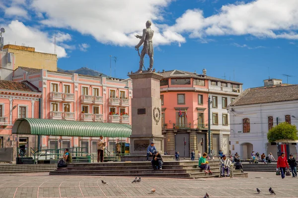 QUITO, ECUADOR - 23 DE NOVIEMBRE DE 2016: Personas no identificadas caminando en la histórica Plaza de Santo Domingo en el casco antiguo de Quito Ecuador América del Sur — Foto de Stock