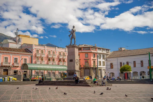 QUITO, ECUADOR - 23 DE NOVIEMBRE DE 2016: Personas no identificadas caminando en la histórica Plaza de Santo Domingo en el casco antiguo de Quito Ecuador América del Sur —  Fotos de Stock