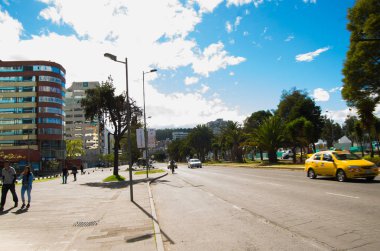 Quito, Ekvator - 06 Mayıs 2016: Nnuu avenue, mainstreet bazı binalar, arabalar ve insanlar Quito şehir içinde yürüyüş tanımlanamayan kişi