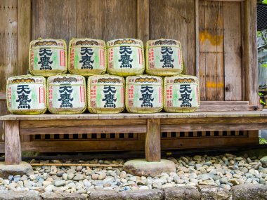 Tokyo, Japonya - 24 Ağustos 2017: Varil saman Meiji Tapınağı Yoyogi Parkı sarılı sake. Alkollü içecek fermente pilav yapılan Japon kökenli bir bira süreci benzer vardır 