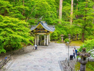 Tokyo, Japonya - 24 Ağustos 2017: kimliği belirsiz kişi yakınındaki Rinno ji yürüyüş bir kompleks binaların 15 Budist tapınağı Nikko var. Japonya Ulusal hazineler ve dünya mirası olduğunu