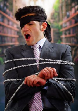 İp, başının arka plan bulanık içinde etrafında siyah bandana ile sandalyeyle işadamı tuzak