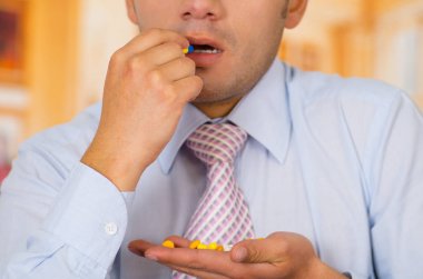 Bir hap almaktan ve onun el, aşırı doz veya intihar hapları onlarca tutan genç adam