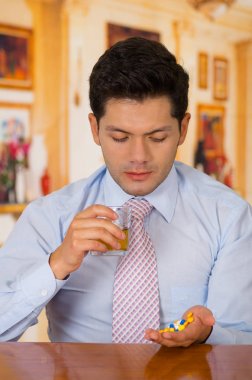 Bir hap almaktan ve onun el, aşırı doz veya intihar hapları onlarca tutan genç adam