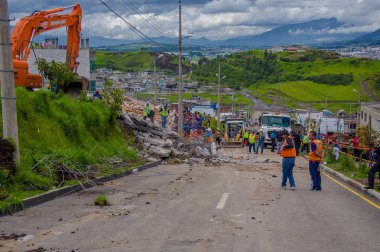 Quito, Ekvator - Nisan, 17, 2016: Kurtarma ekipleri ve kentin güney kısmında ağır makine ile deprem tarafından yok ev arayan insanların kalabalık