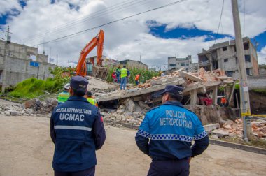 Quito, Ekvator - Nisan, 17, 2016: Metropolitan Polis tarafından deprem kurtarma ekipleri ve kentin güney kısmında ağır makine ile yok ev bakıyor