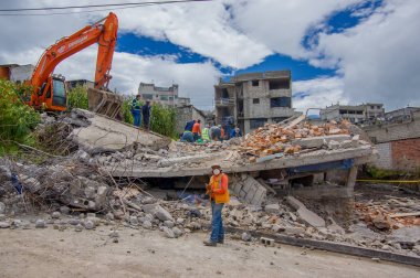 Quito, Ekvator - Nisan, 17, 2016: House tarafından deprem kurtarma ekipleri ve kentin güney kısmında ağır makine yok