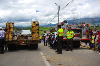 Quito, Ekvator - Nisan, 17, 2016: Tanımlanamayan bir grup insan deprem, afet Quito, Ekvator yok ev arıyorum