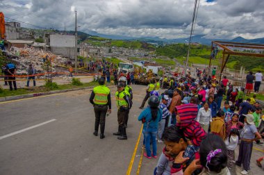 Quito, Ekvator - Nisan, 17, 2016: Deprem ve ağır makine Quito, Ekvator içinde felaket Temizleme tarafından yok ev arayan insanların kalabalık