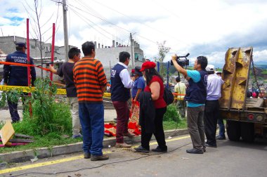 Quito, Ekvator - Nisan, 17, 2016: Tanımlanamayan bir grup insan deprem ve ağır makine Quito, Ekvator içinde felaket Temizleme tarafından yok ev arıyorum