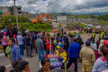 Quito, Ekvator - Nisan, 17, 2016: Deprem ve ağır makine Quito, Ekvator içinde felaket Temizleme tarafından yok ev arayan insanların kalabalık
