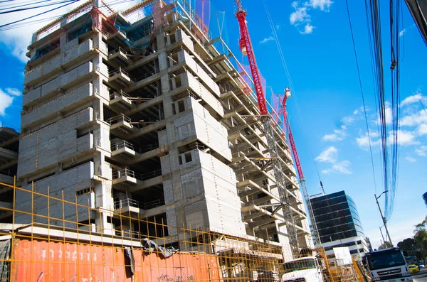 Quito, Ekvator Eylül. 26, 2016: Quito, Ekvator şehrin ortasındaki inşaat yeni binalar