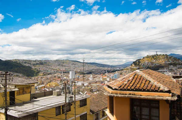 QUITO, ECUADOR - 06 MAGGIO 2016: Vista dall'alto della città coloniale con alcune case coloniali situate nella città di Quito — Foto Stock