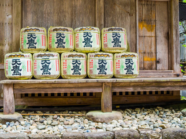Токио, Япония - 24 августа 2017 года: бочки саке, завернутые в солому в парке Ёёги возле святилища Мэйдзи. Алкогольный напиток японского происхождения, изготовленный из ферментированного риса, имеет процесс пивоварения, аналогичный
 