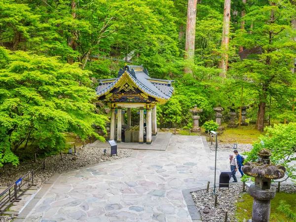 Tokyo, Japonya - 24 Ağustos 2017: kimliği belirsiz kişi yakınındaki Rinno ji yürüyüş bir kompleks binaların 15 Budist tapınağı Nikko var. Japonya Ulusal hazineler ve dünya mirası olduğunu