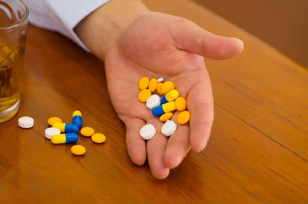 Close up van een man met een tientallen pillen in zijn hand, overdosis of zelfmoord — Stockfoto