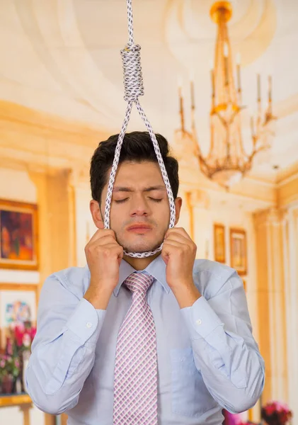 Καταθλιπτική άνθρωπος με μια θηλιά γύρω από το λαιμό, πίσω όψη σε ένα φόντο του δωματίου — Φωτογραφία Αρχείου