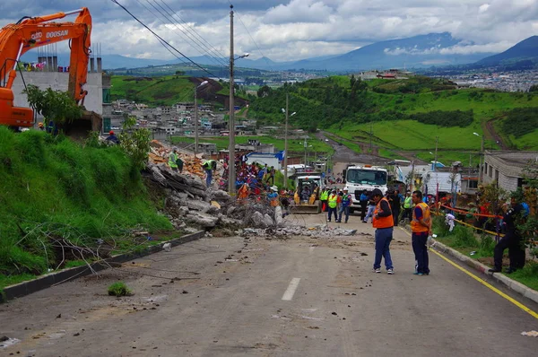 Quito, Ekvator - Nisan, 17, 2016: Kurtarma ekipleri ve kentin güney kısmında ağır makine ile deprem tarafından yok ev arayan insanların kalabalık