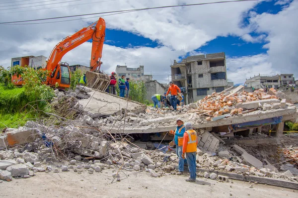 Quito, Ekvator - Nisan, 17, 2016: House tarafından deprem kurtarma ekipleri ve kentin güney kısmında ağır makine yok