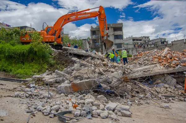 Quito, Ekvator - Nisan, 17, 2016: deprem ve ağır makine Quito, Ekvator içinde felaket Temizleme tarafından yok evi