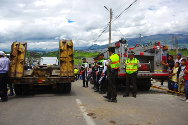 Quito, Ekvator - Nisan, 17, 2016: Tanımlanamayan bir grup insan deprem, afet Quito, Ekvator yok ev arıyorum