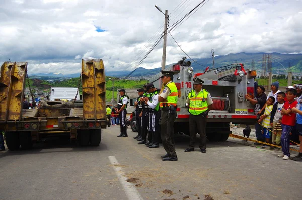 Quito, Ekvator - Nisan, 17, 2016: Tanımlanamayan bir grup insan deprem, afet Quito, Ekvator yok ev arıyorum