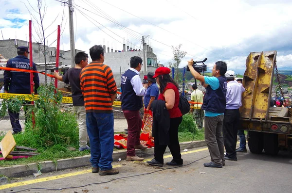 Quito, Ekvator - Nisan, 17, 2016: Tanımlanamayan bir grup insan deprem ve ağır makine Quito, Ekvator içinde felaket Temizleme tarafından yok ev arıyorum