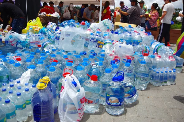 Quito, Ekvator - Nisan, 17, 2016: afet deprem kurtulanlar Coast için kabartma su sağlayan tanımlanamayan vatandaşlar Quito