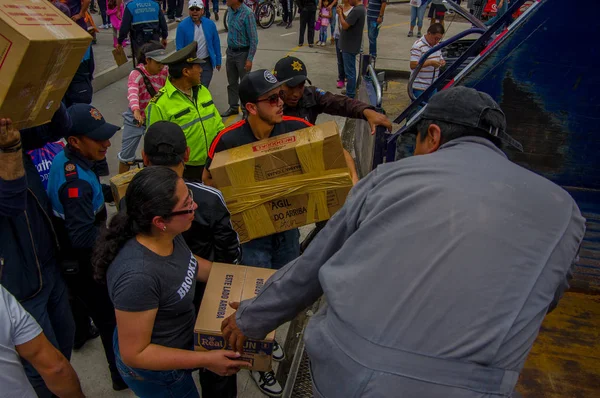 Quito, Ecuador - 17 de abril de 2016: Ciudadanos no identificados de Quito proveen alimentos, ropa, medicinas y agua para sobrevivientes de terremotos en la costa —  Fotos de Stock