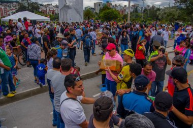 Quito, Ekvator - Nisan, 17, 2016: Afet Yardım gıda, giyim, ilaç ve su kıyılarında deprem kurtulanlar için sağlayan tanımlanamayan gönüllü Quito