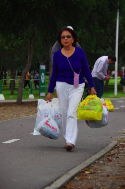 Quito, Ekvator - Nisan, 17, 2016: Afet Yardım gıda, giyim, ilaç ve su kıyılarında deprem kurtulanlar için sağlayan kimliği belirsiz bir kadın