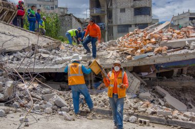 Quito, Ekvator - Nisan, 17, 2016: deprem şehrin güney kesiminde yok bir ev üzerinde çalışan kimliği belirsiz kişilerin
