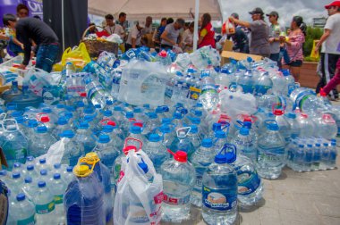 Quito, Ekvator - Nisan, 17, 2016: afet deprem kurtulanlar Coast için kabartma su sağlayan tanımlanamayan vatandaşlar Quito