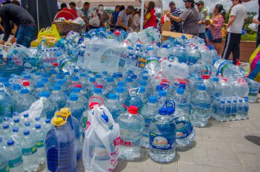 Quito, Ekvator - Nisan, 17, 2016: afet deprem kurtulanlar Coast için kabartma su sağlayan tanımlanamayan vatandaşlar Quito