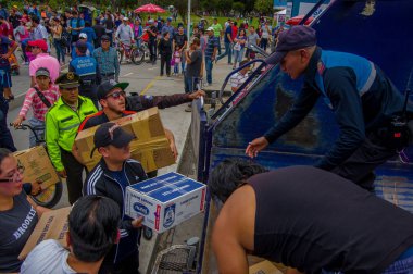Quito, Ekvator - Nisan, 17, 2016: Kalabalık sahil deprem ölüm için Afet Yardım gıda, giyim, ilaç ve su sağlayan insan Quito