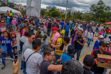 Quito, Ekvator - Nisan, 17, 2016: Kalabalık sahil deprem ölüm için Afet Yardım gıda, giyim, ilaç ve su sağlayan insan Quito