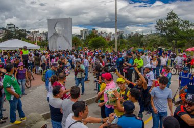 Quito, Ekvator - Nisan, 17, 2016: Gıda, giyim, ilaç ve su deniz kenarı, deprem ölüm için afet yardımı sağlayan insanların Quito kalabalık Carolina park bulunan.