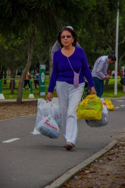 Quito, Ekvator - Nisan, 17, 2016: Afet Yardım gıda, giyim, ilaç ve su kıyılarında deprem kurtulanlar için sağlayan kimliği belirsiz bir kadın