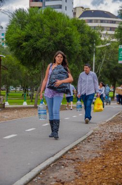 Quito, Ekvator - Nisan, 17, 2016: Afet Yardım gıda, giyim, ilaç ve su kıyılarında deprem kurtulanlar için sağlayan kimliği belirsiz kişi Quito