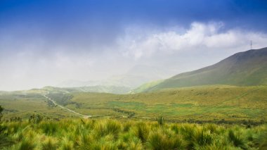 Pichincha, Ekvador 18 Eylül 2017: Pichincha yanardağ, sadece onun Doğu yamaçlarında kaydırılır Quito tarafına yer panoramik manzaraya