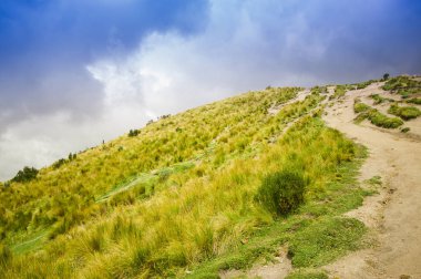 Sadece onun Doğu yamaçlarında kaydırılır Quito tarafında bulunan Pichincha yanardağ panoramik manzaraya
