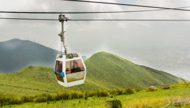 Pichincha, Ekvador 18 Eylül 2017: Quito, Ekvator Pichincha Dağı tepesinde sisli bir günde yeşil tepe gidiş sona Quito Teleferico kapat