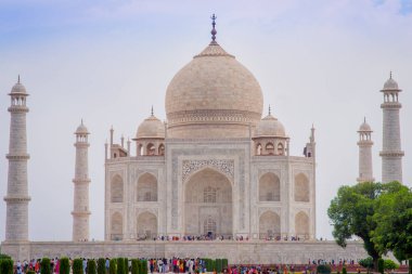 Agra, Hindistan - 20 Eylül 2017: Taj Mahal, Yamuna nehir güney kıyısında bir Fildişi-beyaz mermer Türbesi ile muhteşem bir mavi gökyüzünde güzel manzarayı insan kalabalığı